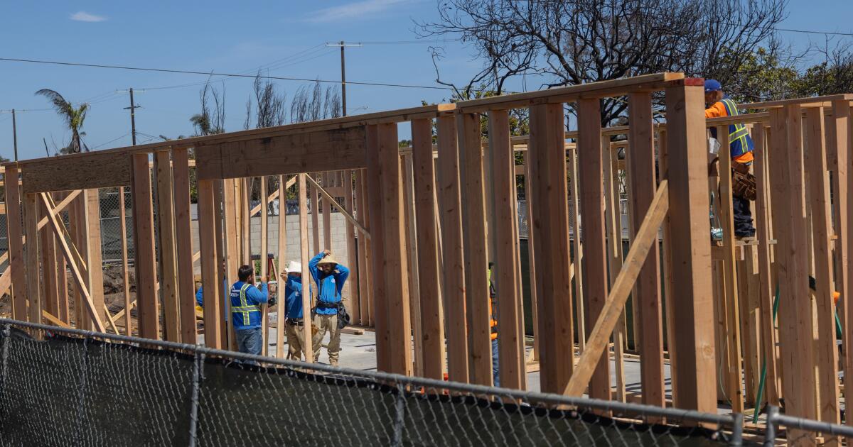 Después de la protesta, LA restringe los dúplex en Pacific Palisades
