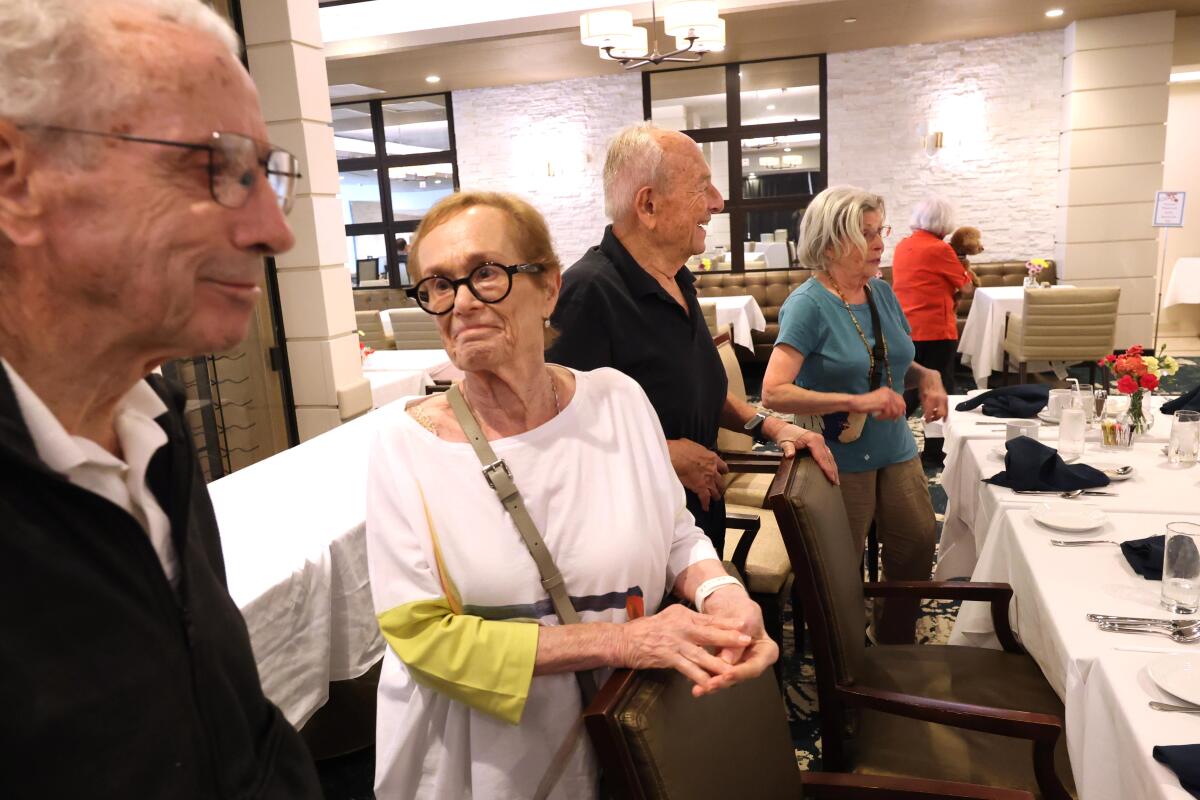 Evacuados del fuego Bill Klein, de la izquierda, su esposa Renee, Joe Halper y Janet H. en Avocet Playa Vista