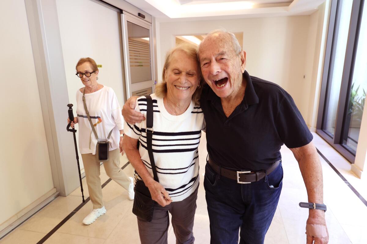   Joe Halper, de 95 años, y su esposa Arline, de 89 años, comparten un momento ligero en Avocet Playa Vista el 28 de julio de 2025