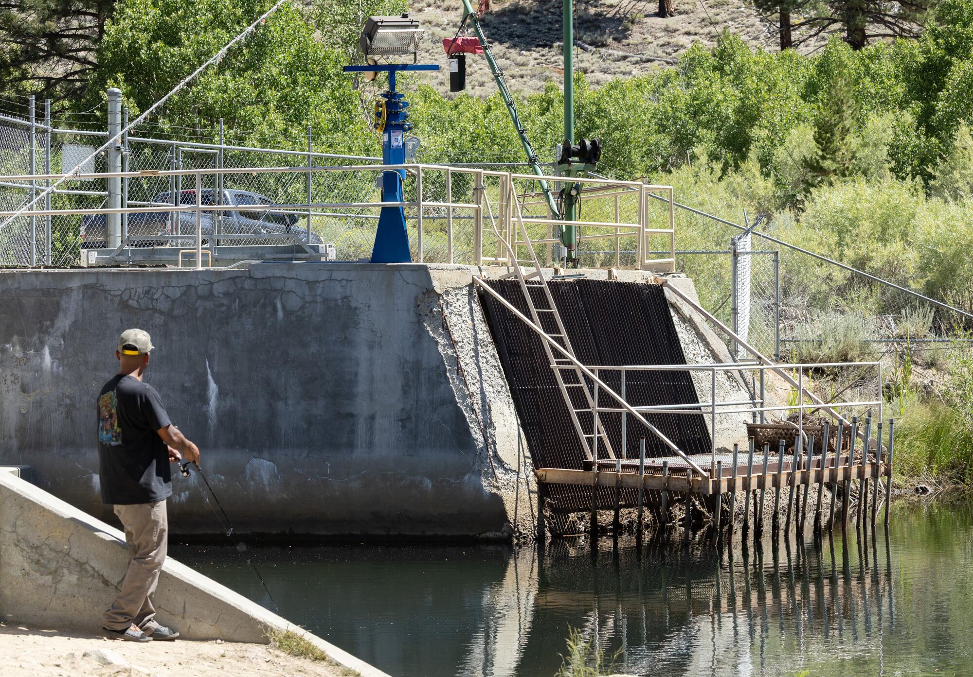 El conducto Lee Vining desvía el agua de un estanque de desvío en Lee Vining Creek al acueducto de Los Ángeles.