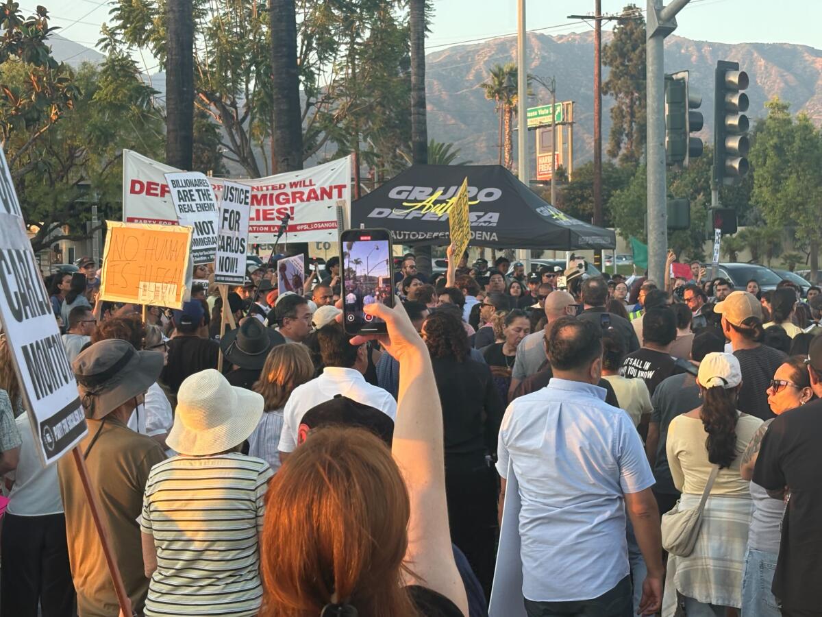 Cientos se reúnen fuera de un hogar en Monrovia.