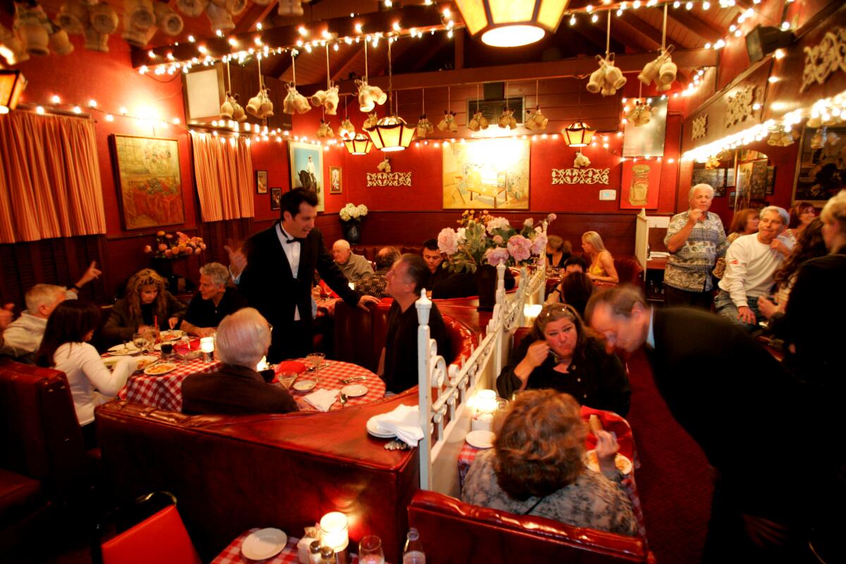 El Boulevard de Dan Tana en Santa Mónica es conocido por los platos, incluido el parmesano de pollo.