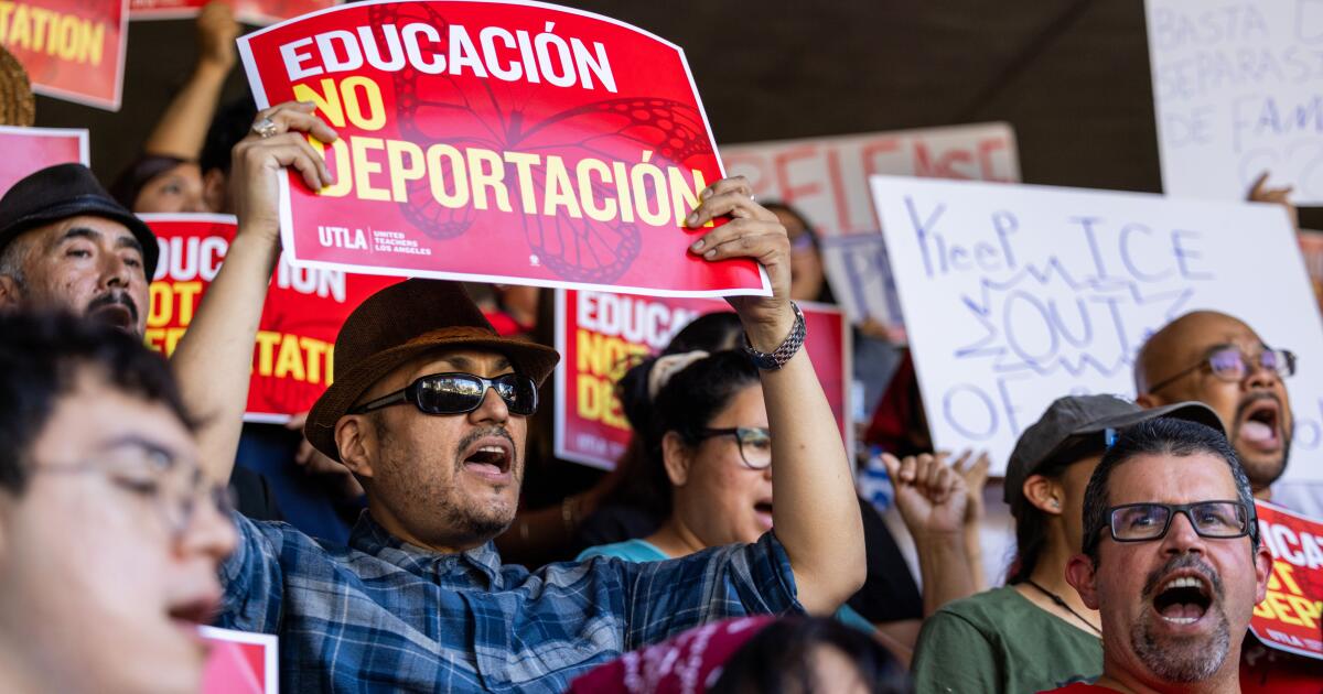 El estudiante de Los Ángeles incautado por los agentes de inmigración dice que hablaron de un pago de $ 1500