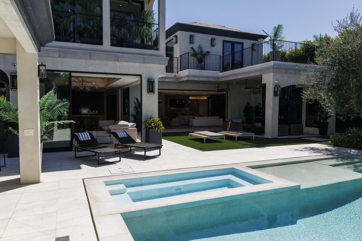 Un patio trasero y una piscina 