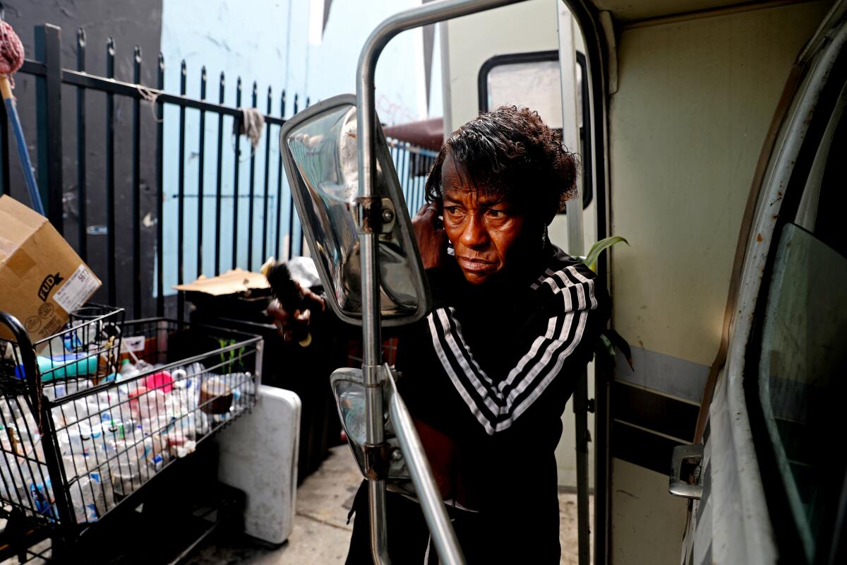 Brenda Tucker, que no tiene hogar, dice que la gente viene y arroja su basura en el área Naomi Ave. y la calle 10.