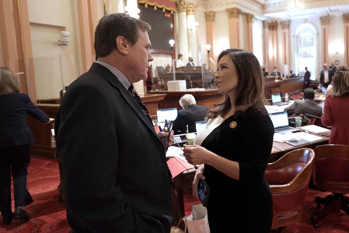 La senadora estatal Rosilicie Ochoa Bogh, mostrada con el líder republicano del Senado, Scott Wilk, en 2022.