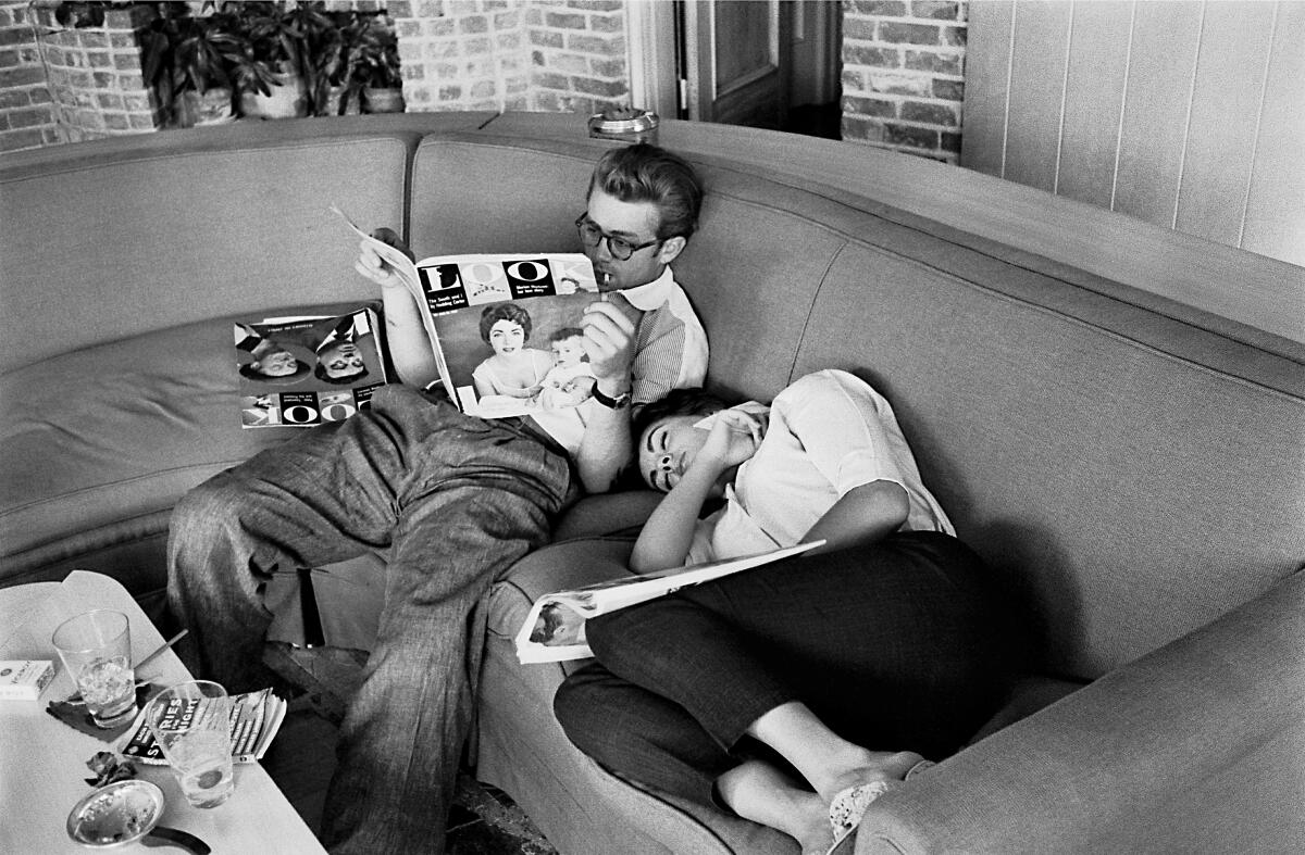 Elizabeth Taylor se encuentra la siesta en un sofá junto a la revista James Dean Reading Look