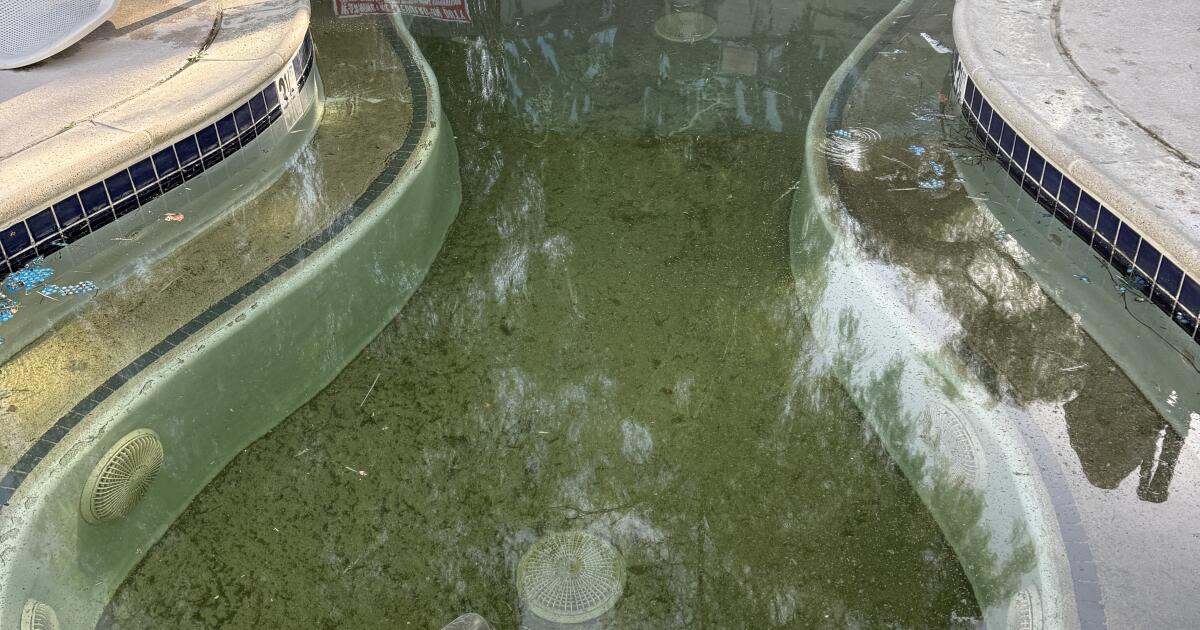 Los residentes dicen que la famosa colonia nudista de SoCal los está obligando a salir