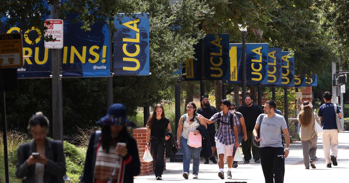 La jueza federal dice que está «inclinada» a ordenar a Trump restaurar $ 500 millones en subvenciones de UCLA