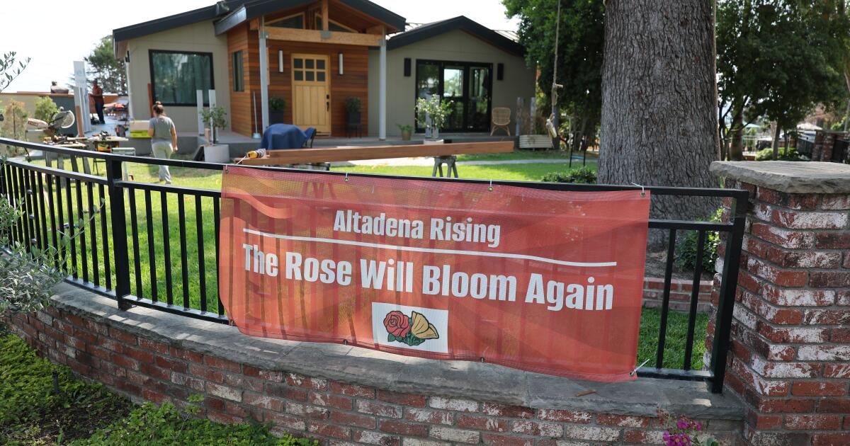 Prometieron reconstruir en Altadena. Pero el agotamiento está afectando