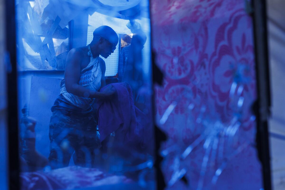 Candace Bunzy-Marquez organiza su espacio vital en un campamento para personas sin hogar.