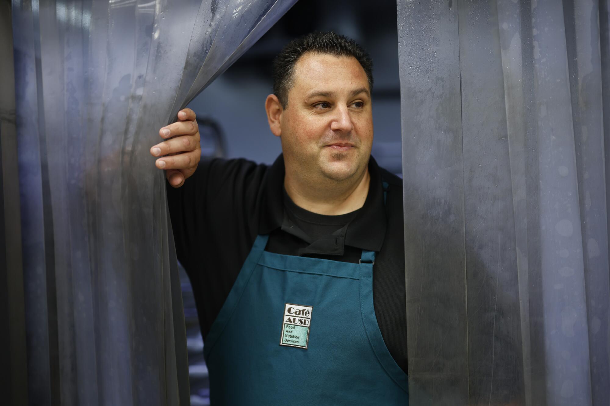 Dwayne Dionne, especialista culinario del Distrito Unificado de Alhambra, en la cocina de producción central del distrito. 