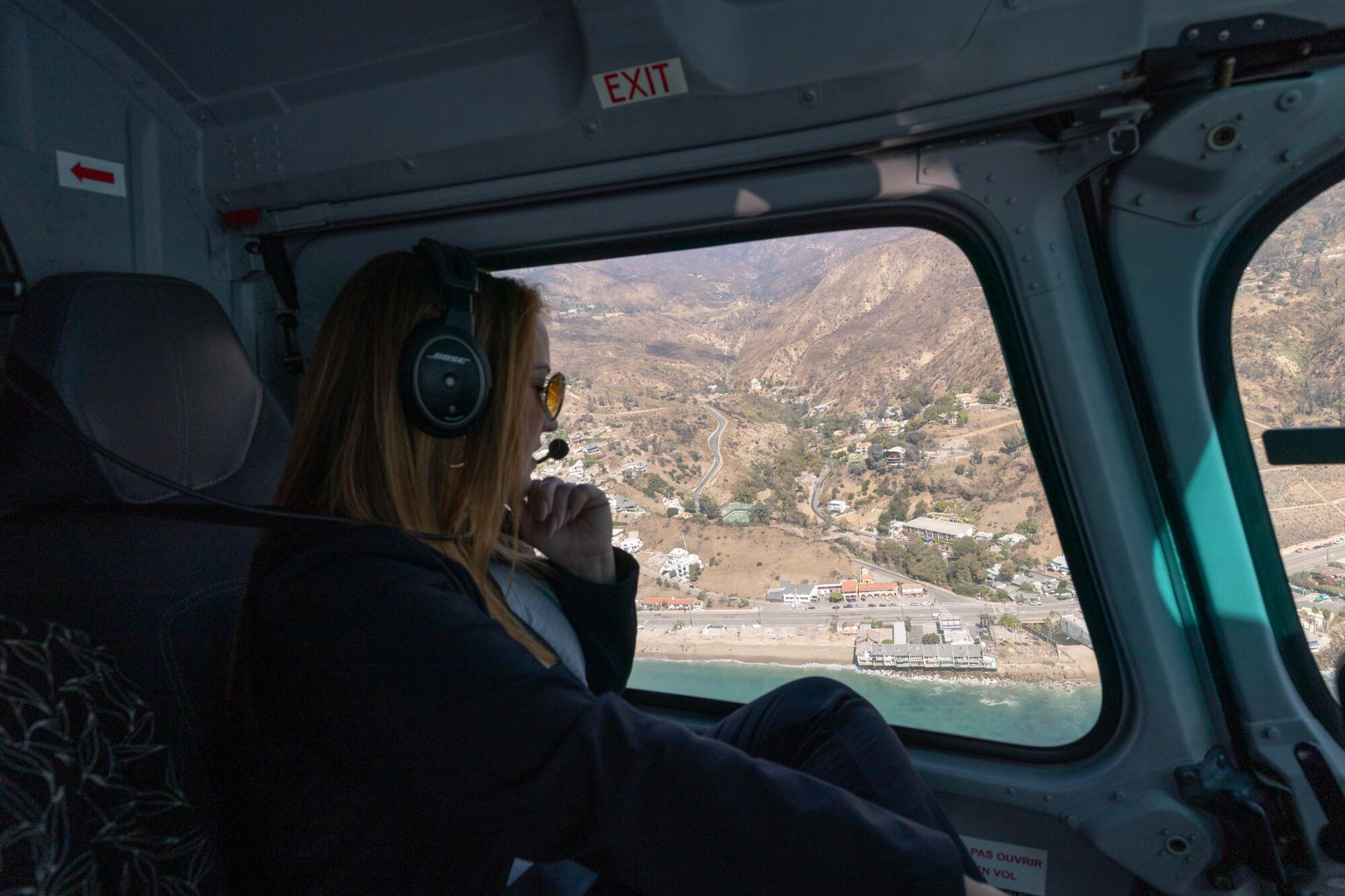 La supervisora ​​del condado de Los Ángeles, Lindsey Horvath, durante un recorrido por un proyecto de reducción del riesgo de incendios forestales el 8 de octubre de 2025.