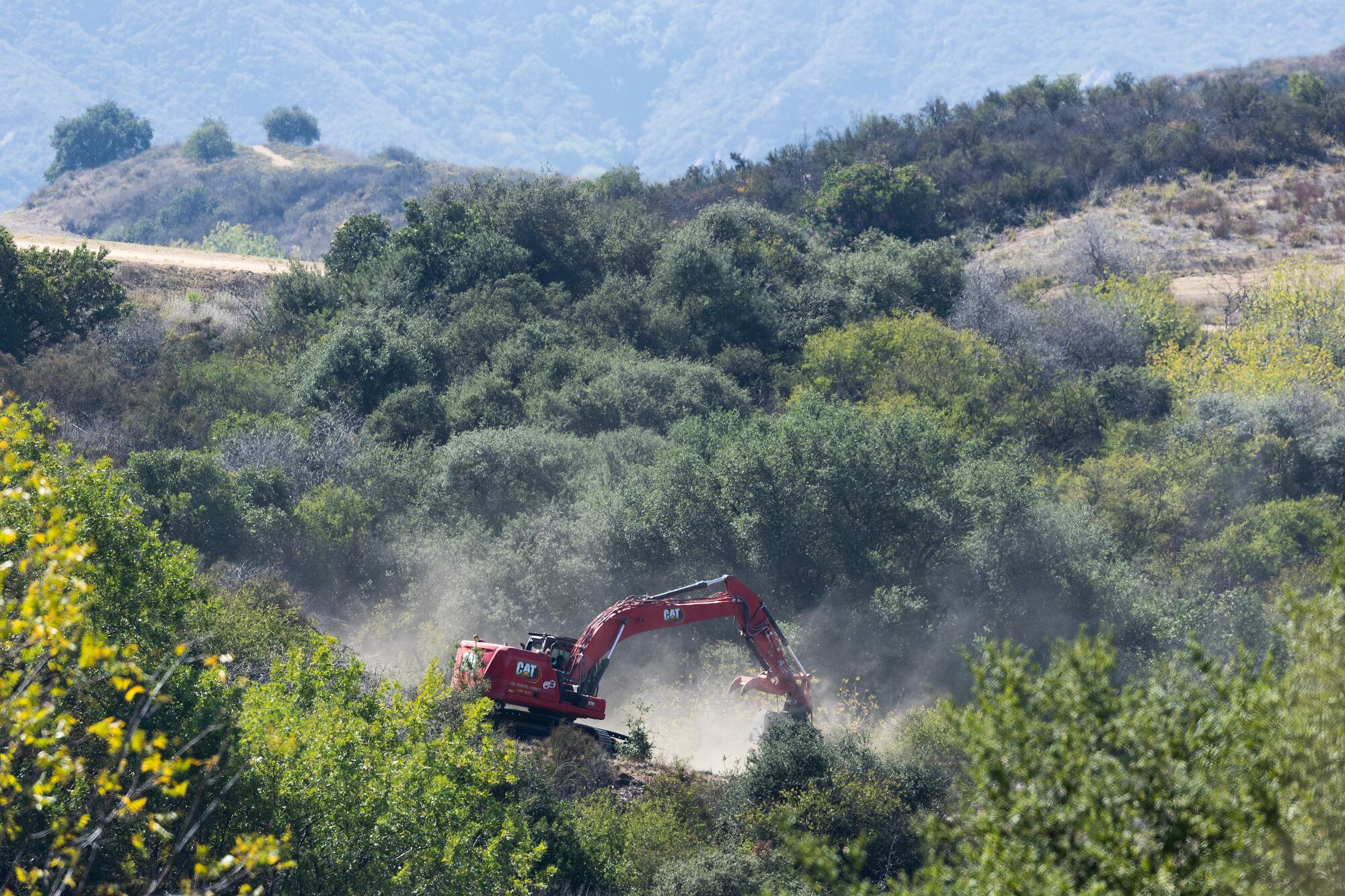 Una excavadora del Departamento de Bomberos del condado de Los Ángeles limpia la vegetación en las montañas de Santa Mónica el miércoles 8 de octubre de 2025.