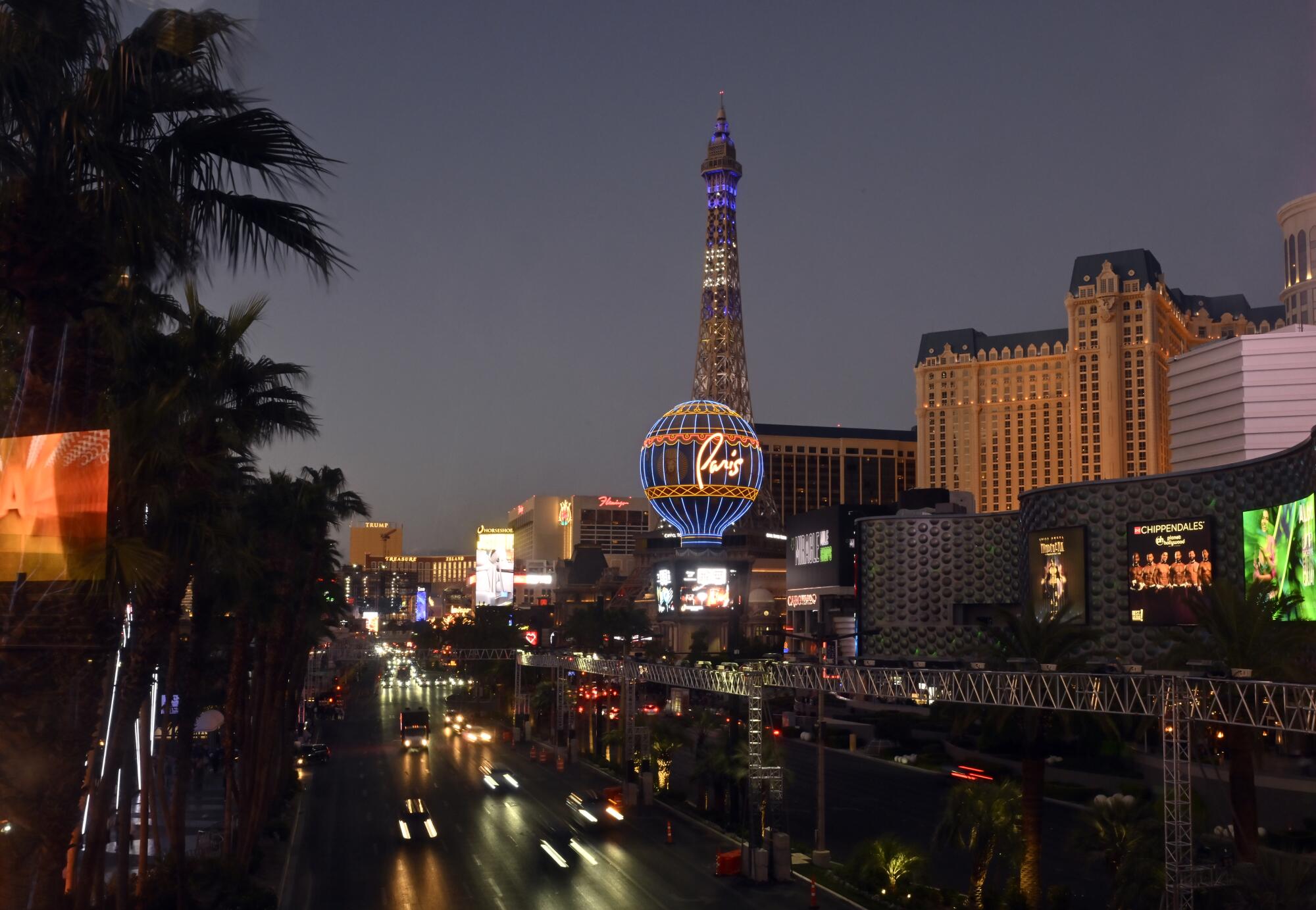 Se ve el tráfico de vehículos a lo largo del Strip de Las Vegas.