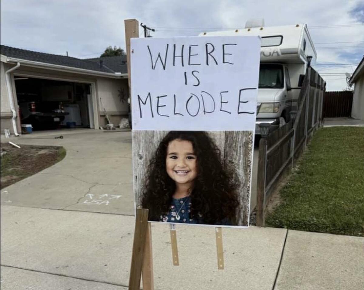 Un cartel con la leyenda, "¿Dónde está Melodée?"