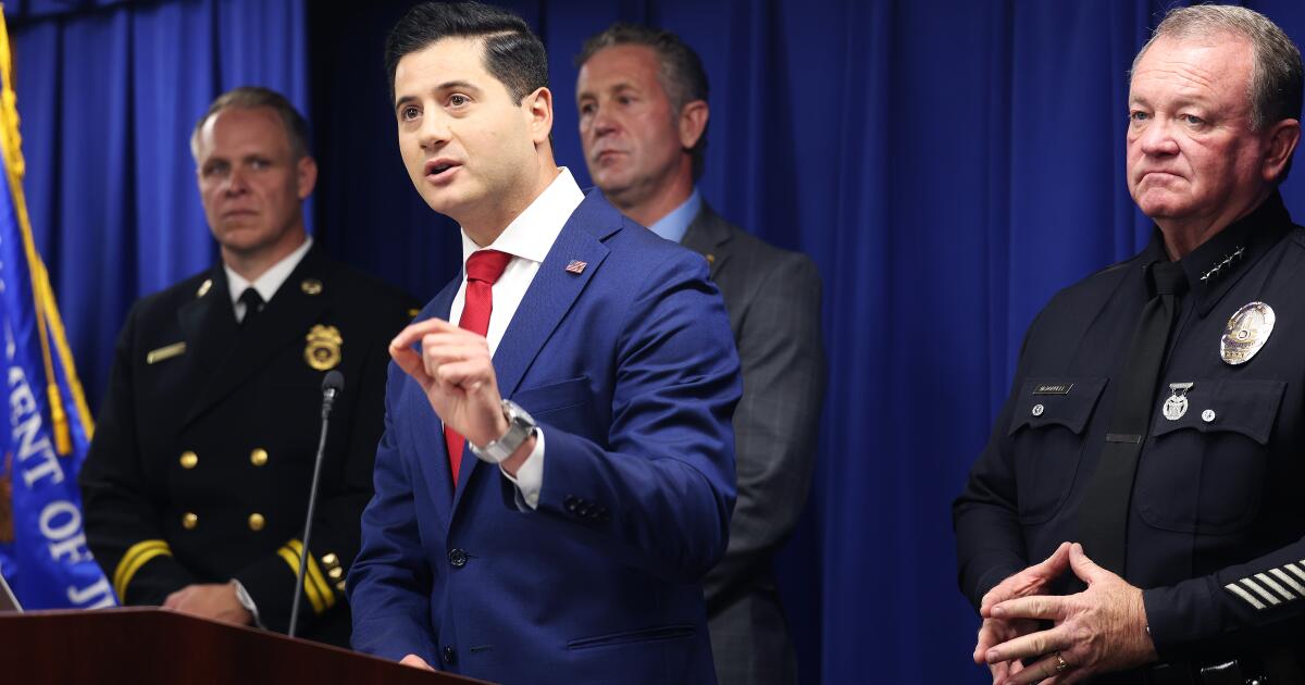 Juez emite fallo sobre el destino del principal fiscal federal de Trump en Los Ángeles