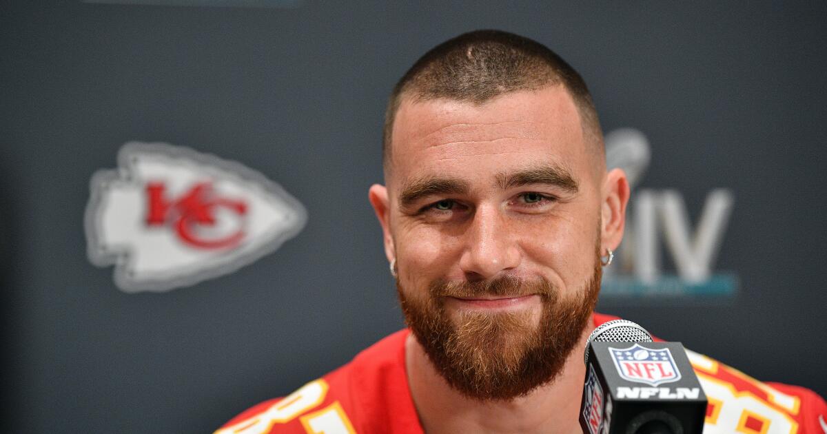 Six Flags está pasando apuros. Por qué Travis Kelce de la NFL se une a los inversores para realizar cambios