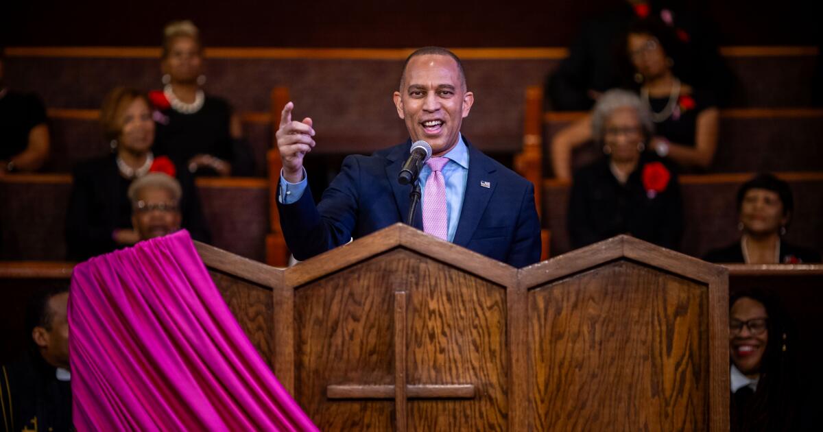 Hakeem Jeffries hace campaña a favor de la Proposición 50 en las iglesias negras de Los Ángeles