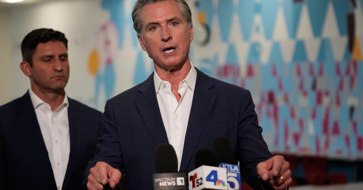 Los beneficios SNAP de los californianos podrían verse retrasados ​​por el cierre, advierte Newsom