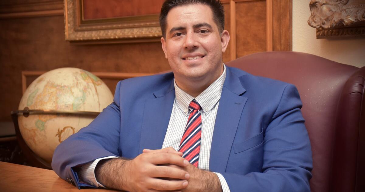 Candidato al Concejo Municipal de Los Ángeles recibirá una multa de 17.500 dólares por violación de la ética