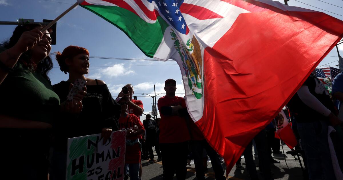 En el rally ‘We the People Rising’, Angelenos piden Fin To Ice Raids