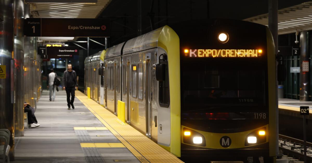 Newsom firma un histórico proyecto de ley de vivienda para aumentar la densidad de los centros de tránsito