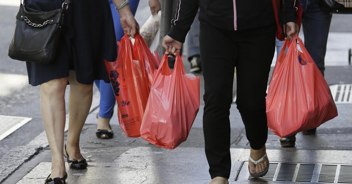 Las bolsas de plástico que se venden en las tiendas de California en realidad no son reciclables, dice Bonta