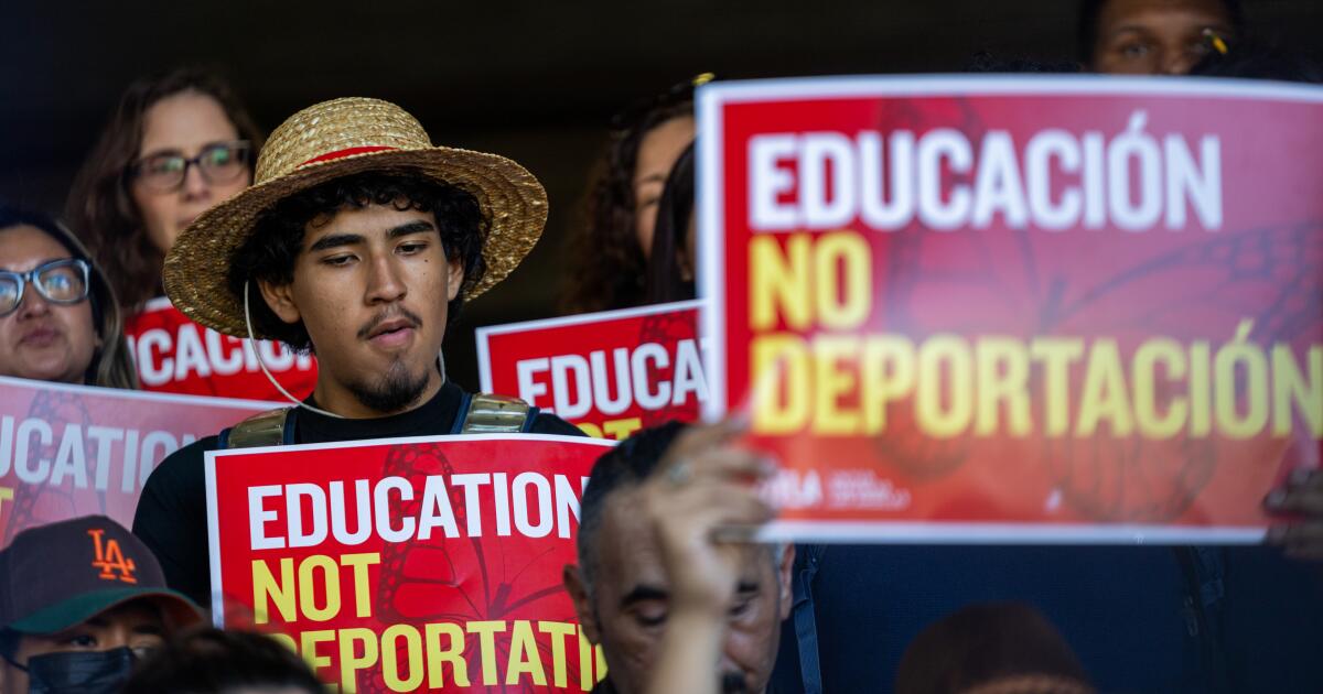‘¿Puedo ser un niño?’ Los estudiantes sacudidos por las redadas de inmigración buscan ayuda de consejeros escolares
