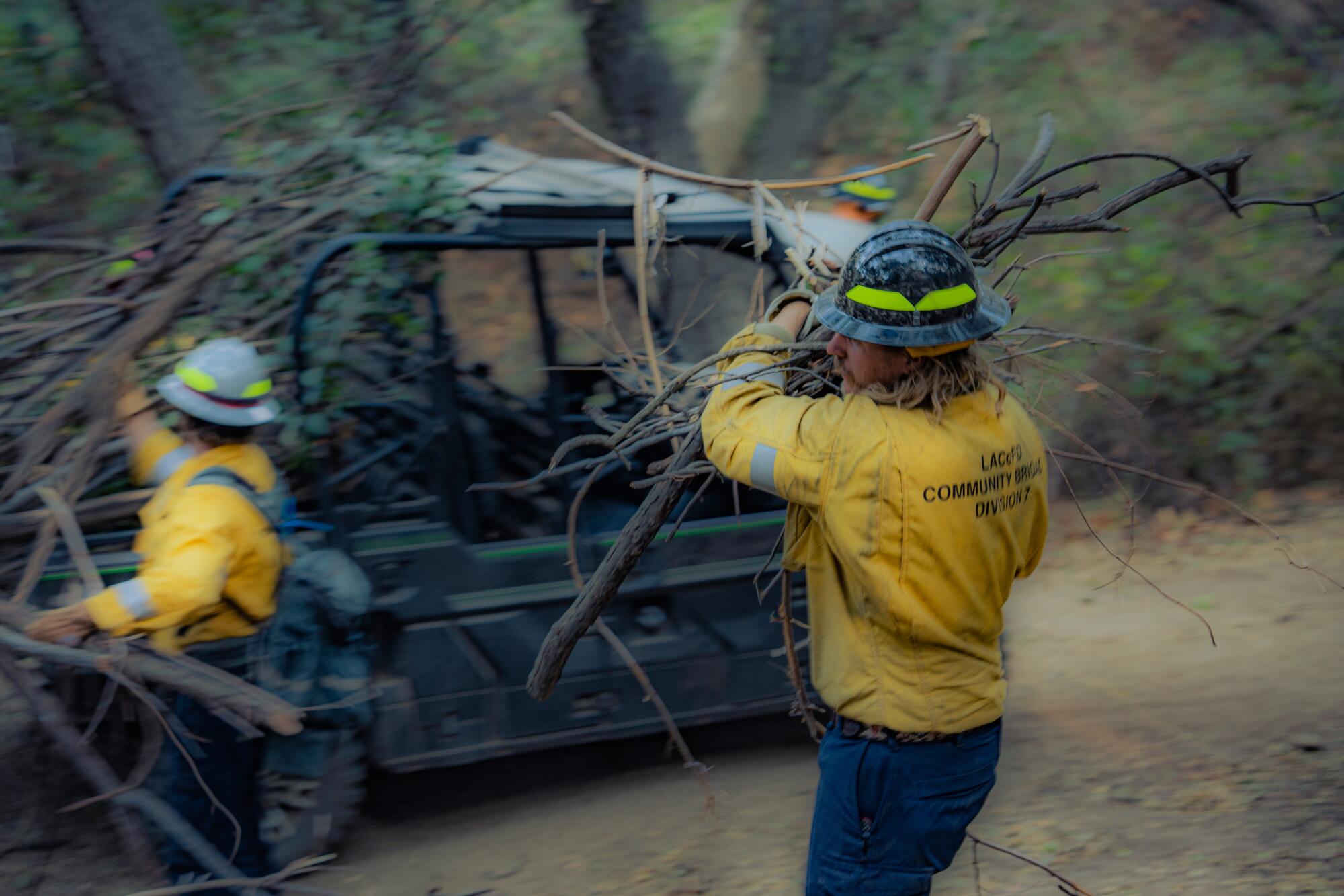 Brigada comunitaria de voluntarios limpiando maleza durante el incendio de Palisades 2024.