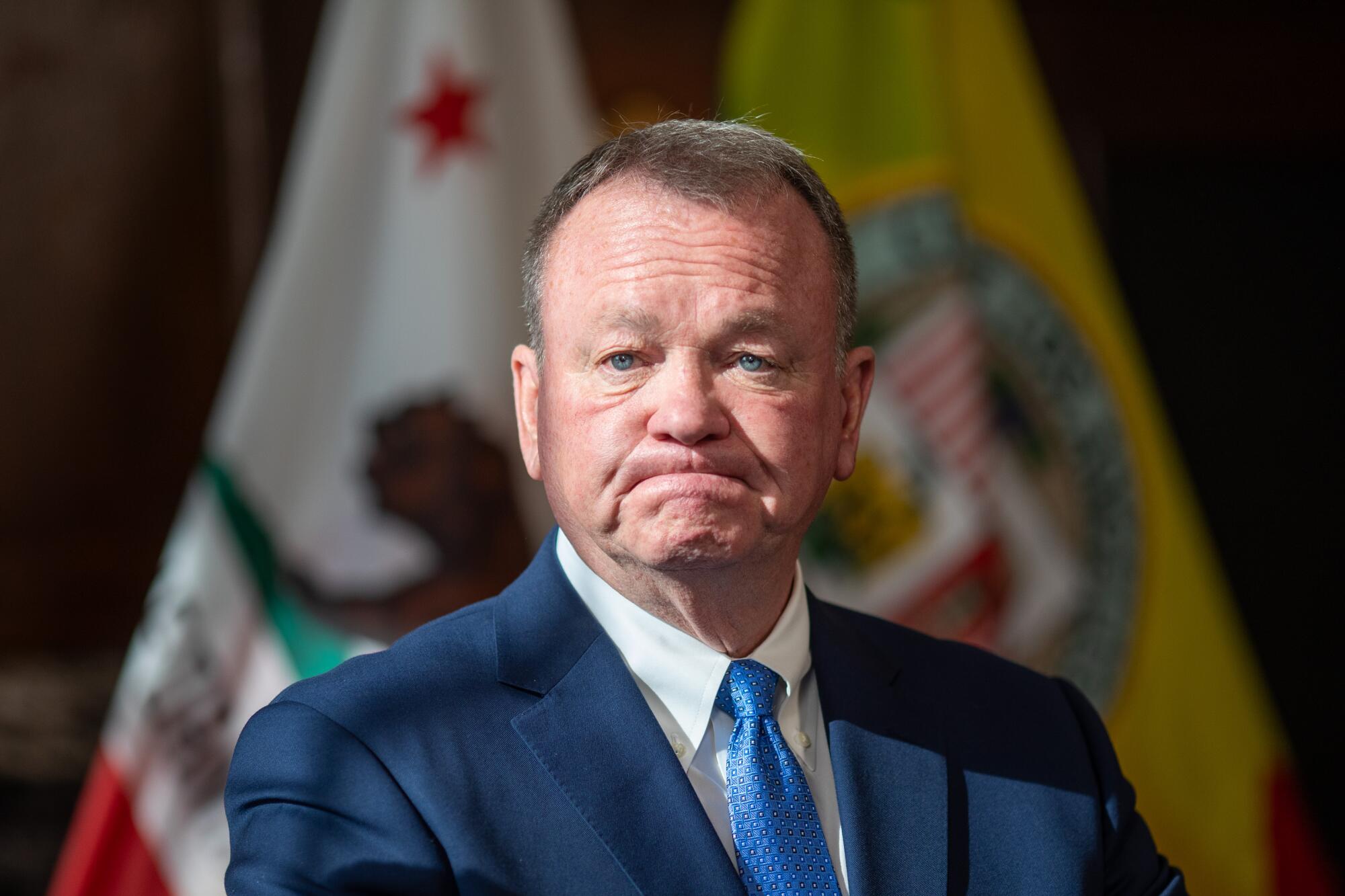 Jim McDonnell habla después de ser presentado por la alcaldesa Karen Bass como nuevo jefe de LAPD.