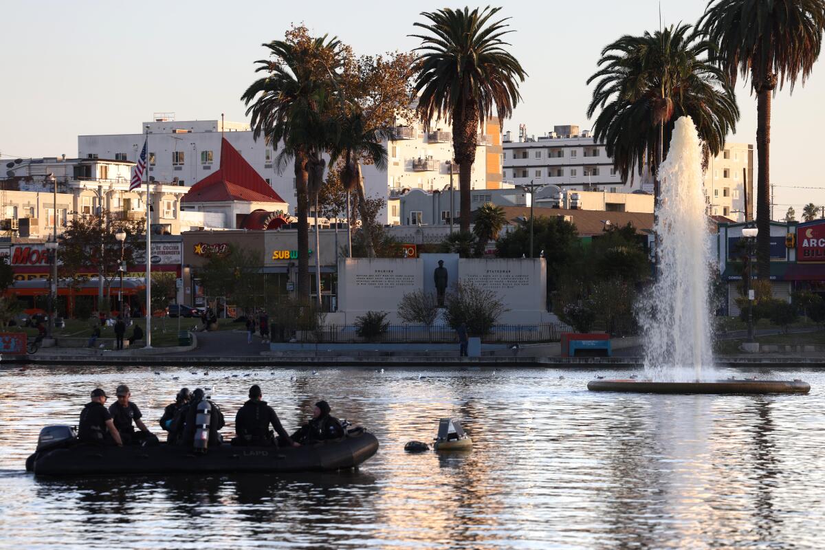 La unidad de buceo submarino del LAPD investiga la actividad en el lago MacArthur Park.