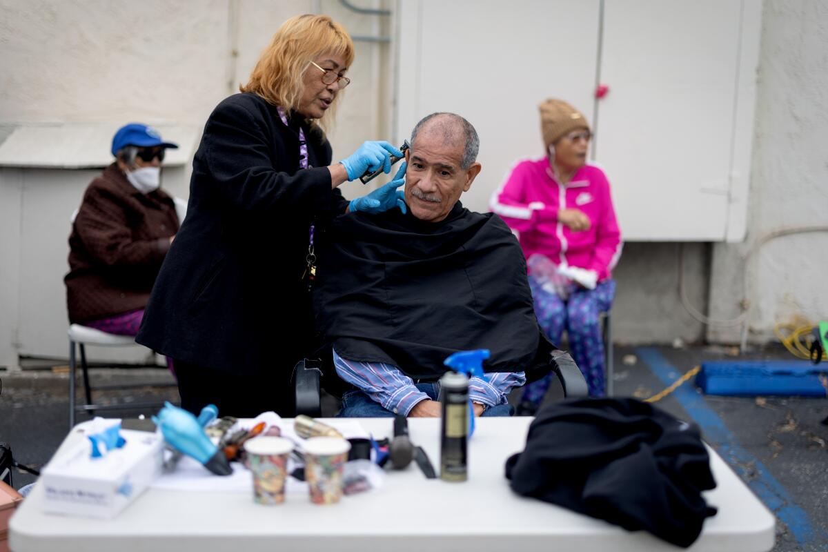 Norma White le corta el pelo gratis a Darío Medina