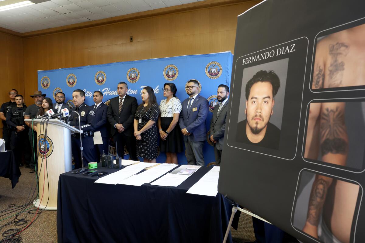 El jefe de policía de Huntington Park, Cosme Lozano, habla mientras se une a los funcionarios en una conferencia de prensa.