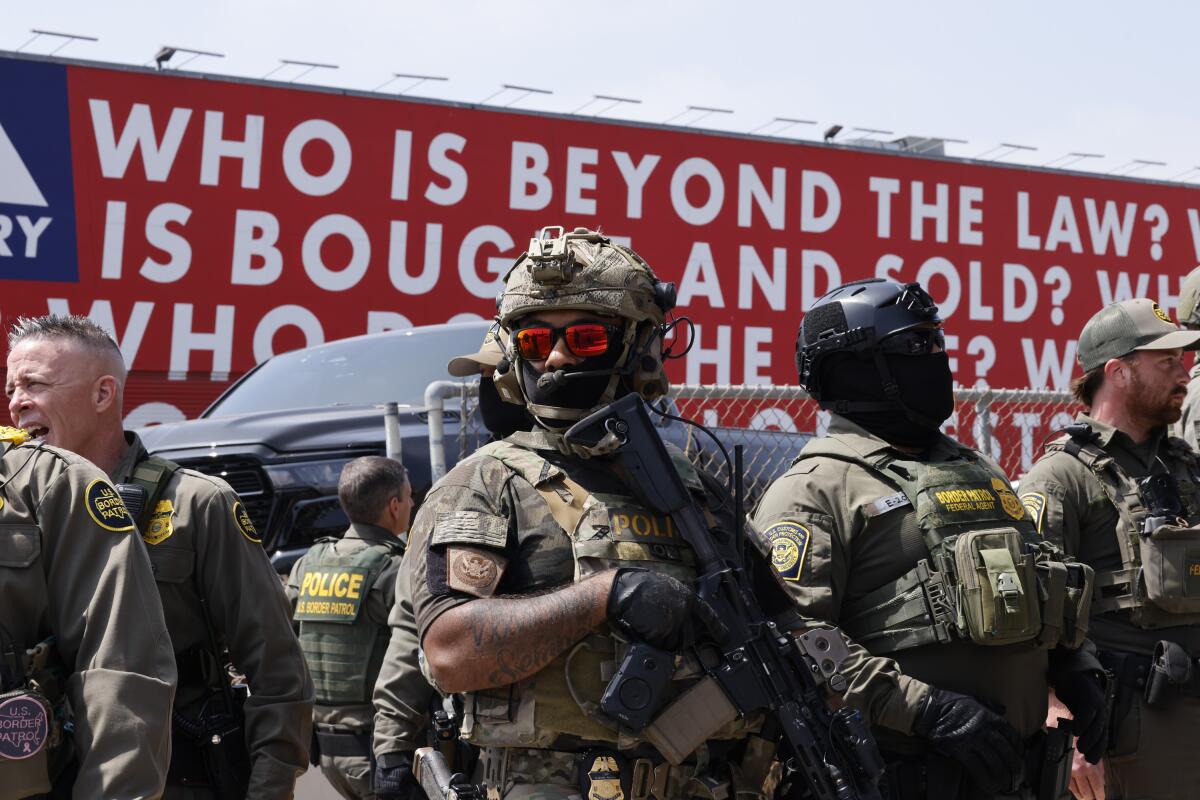 Marcha de la Patrulla Fronteriza de EE. UU. hacia el edificio federal Edward R. Roybal