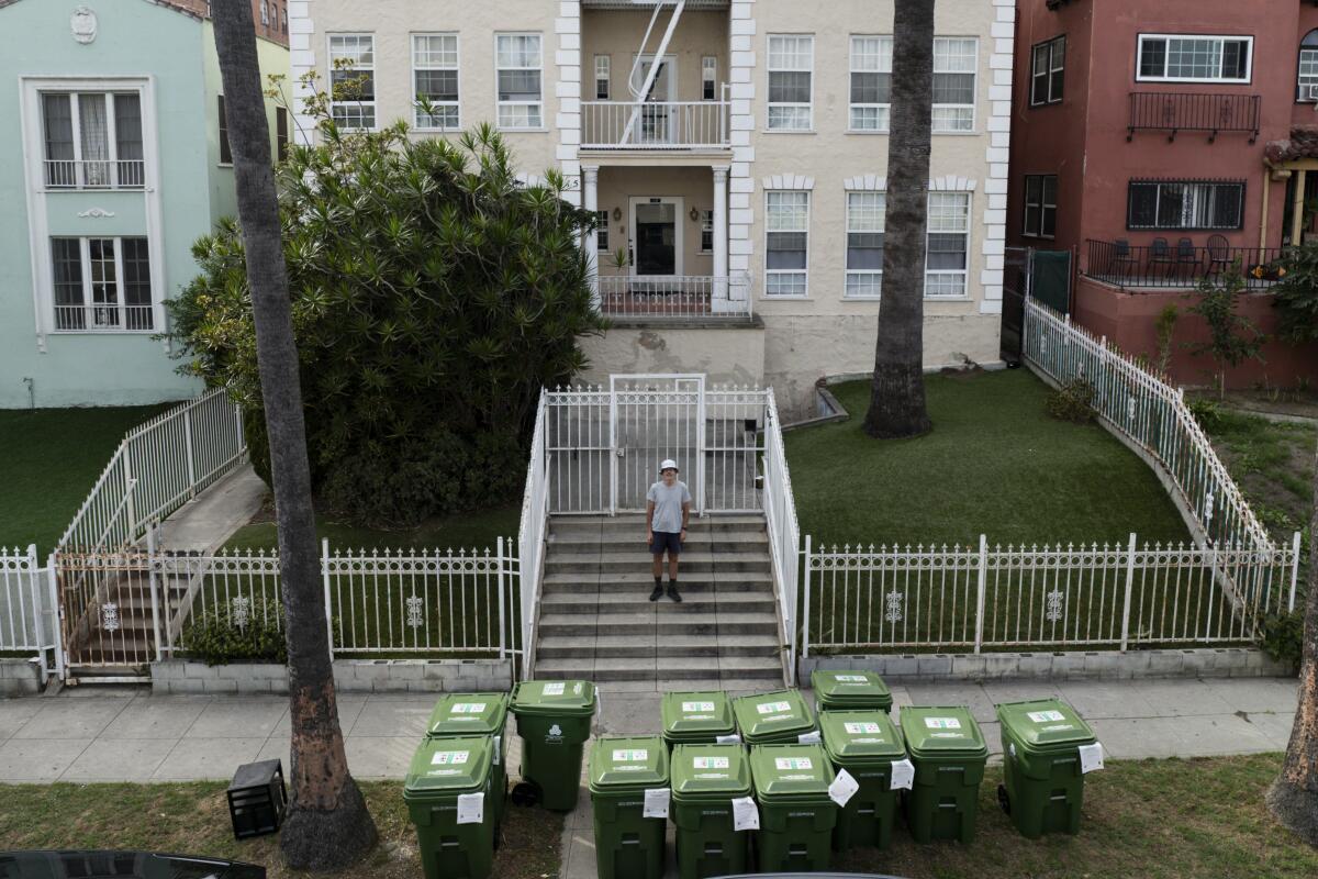 Una docena de contenedores de basura verdes ocupan una calle de Koreatown.