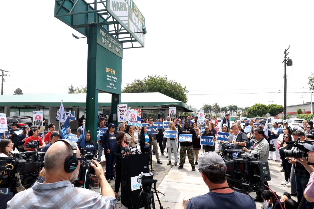 Miembros de CLEAN, ciudadanos preocupados y familiares de hombres secuestrados por agentes de ICE