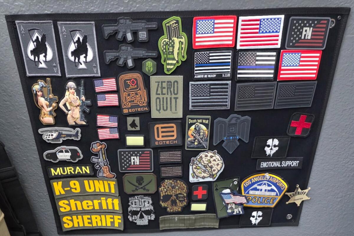 Se muestran los parches policiales encontrados en la casa del sospechoso.