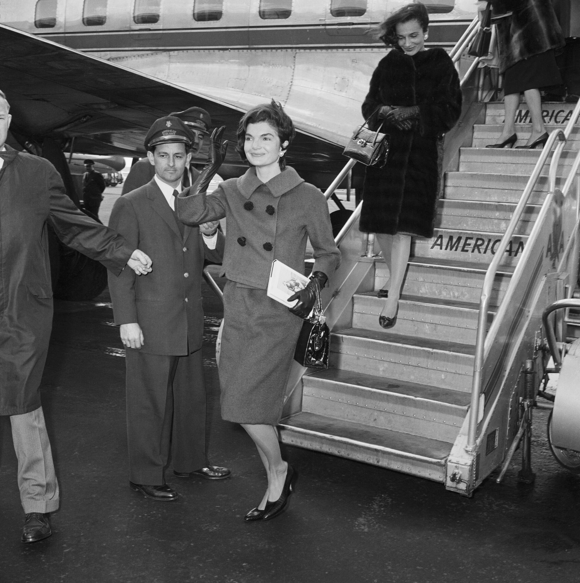 Sra. Jacqueline Kennedy, mostrada cuando llegó al aeropuerto de La Guardia