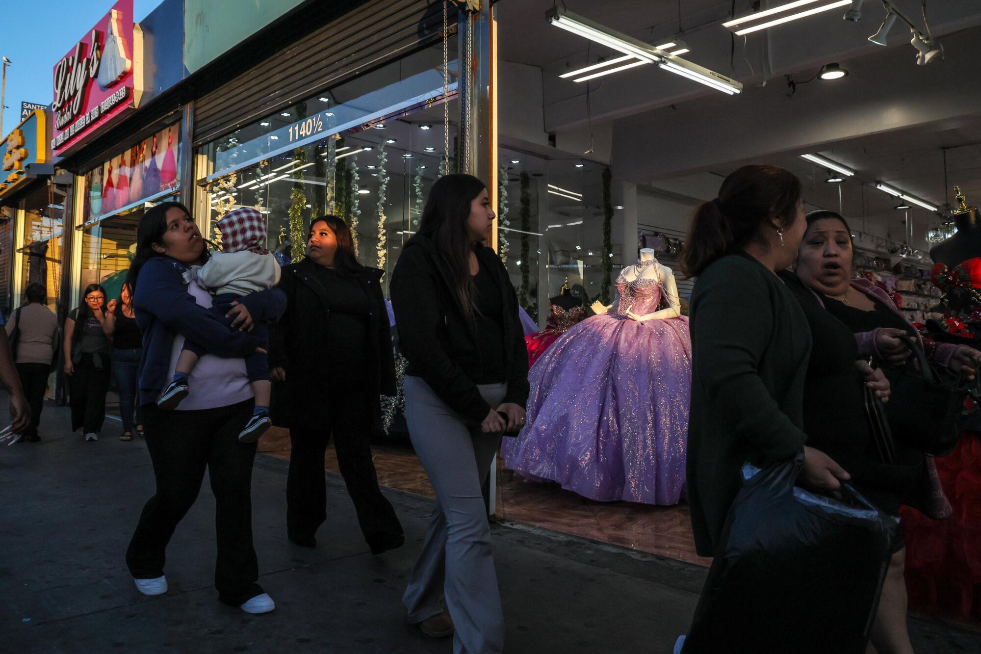 Los compradores pasean por Maple Ave.