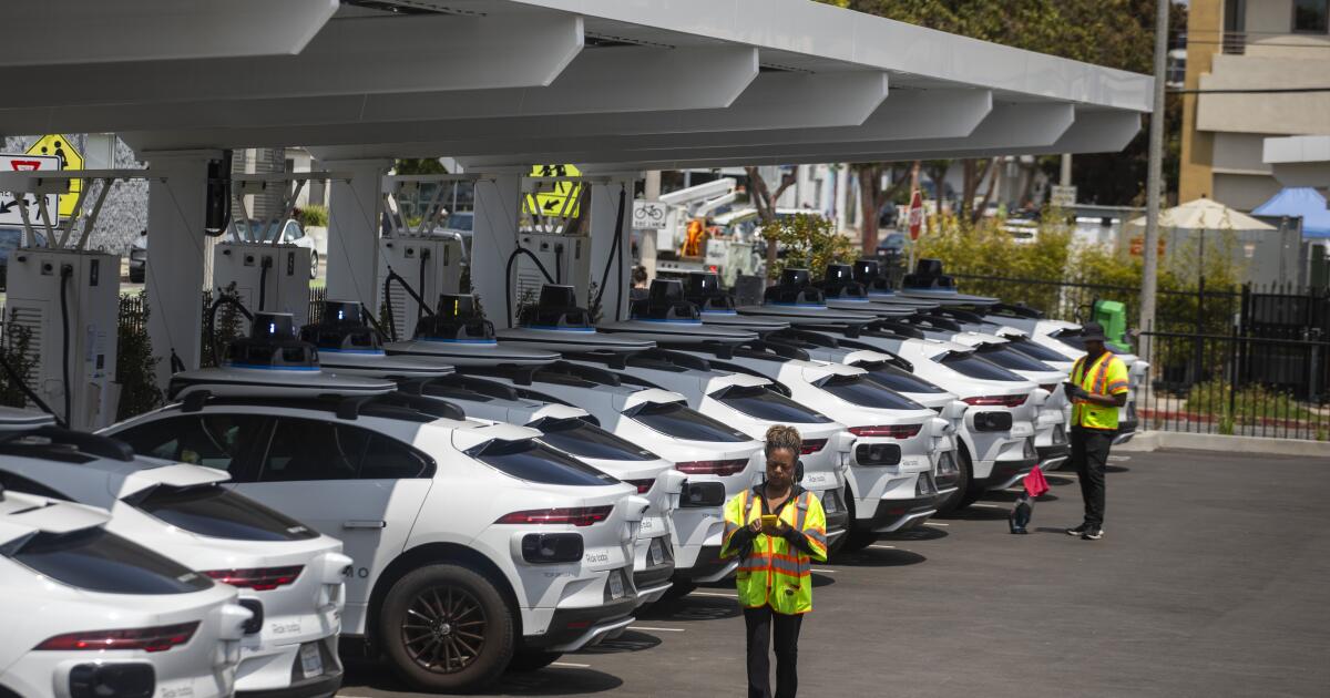 Santa Mónica ordena a Waymo que detenga las ruidosas operaciones nocturnas en las estaciones de carga. Los vecinos se regocijan