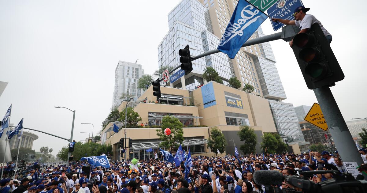 El desfile de la victoria de Los Angeles Dodgers atrae a miles de fanáticos