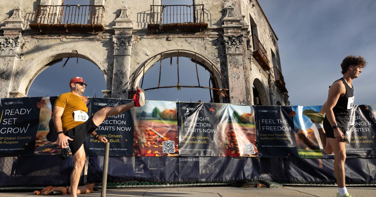 Pacific Palisades realiza el primer trote de pavo desde el incendio mortal