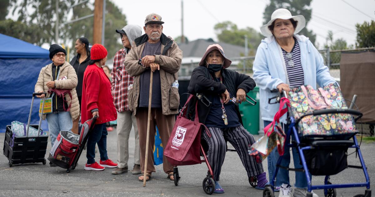A medida que caducan los beneficios de SNAP, miles van a los bancos de alimentos del sur de California