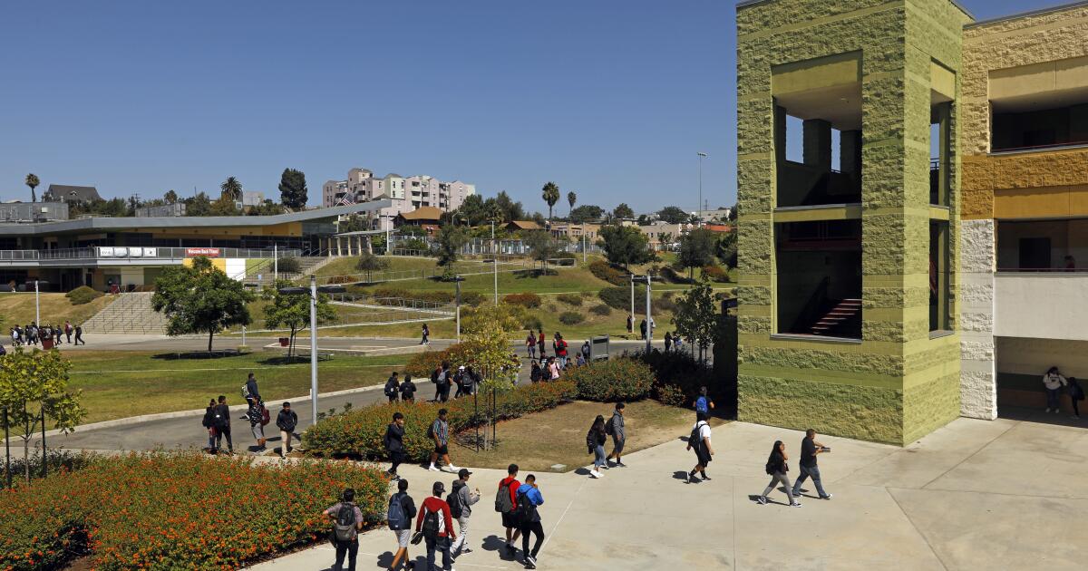 La inscripción escolar se desploma en el LAUSD y más allá en medio de redadas de inmigración