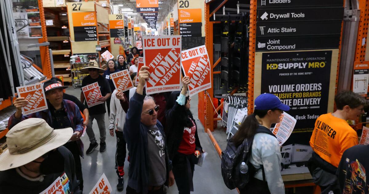Los organizadores de los jornaleros protestan contra Home Depot, presionándolo para que «saque a ICE de sus tiendas».