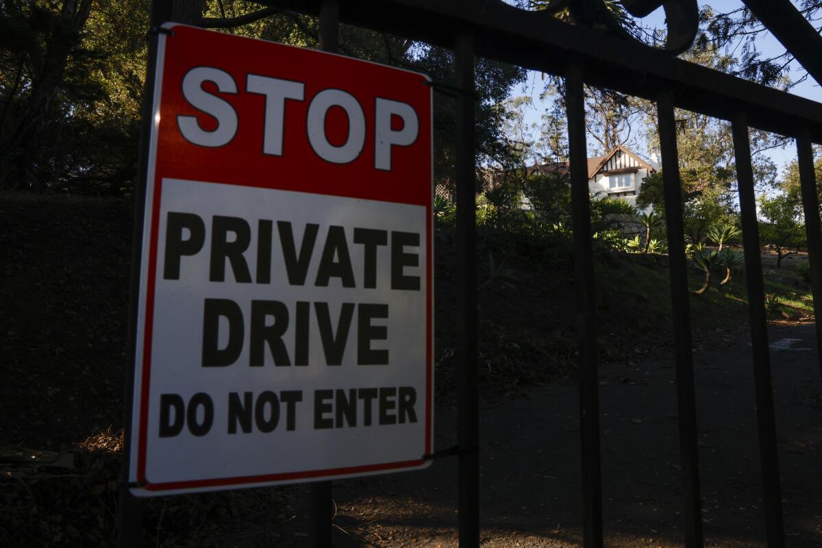 Un primer plano de un letrero que dice "Deténgase, viaje privado, no entre"