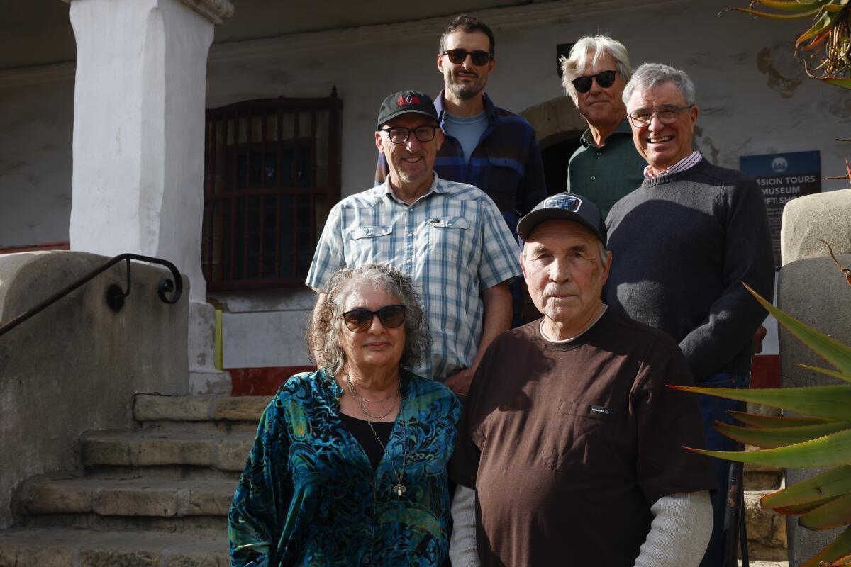 Seis personas posan para un retrato en una escalera.
