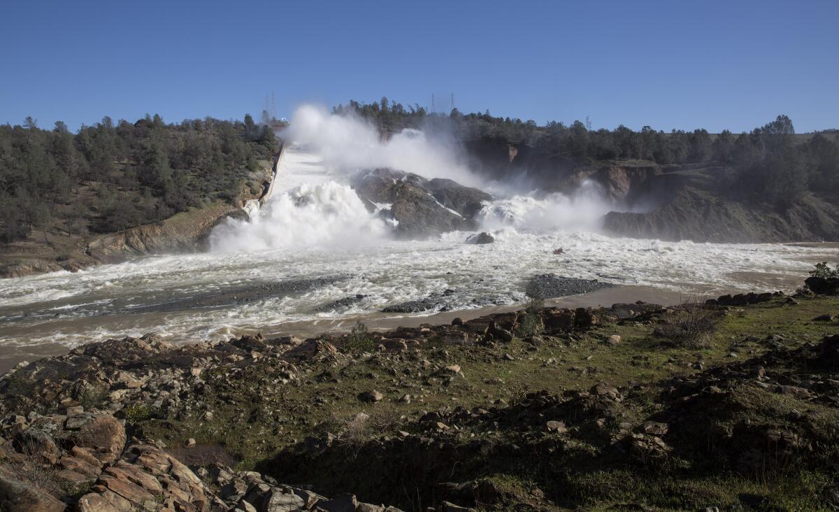 El agua fluye sobre el aliviadero principal dañado en el lago Oroville.