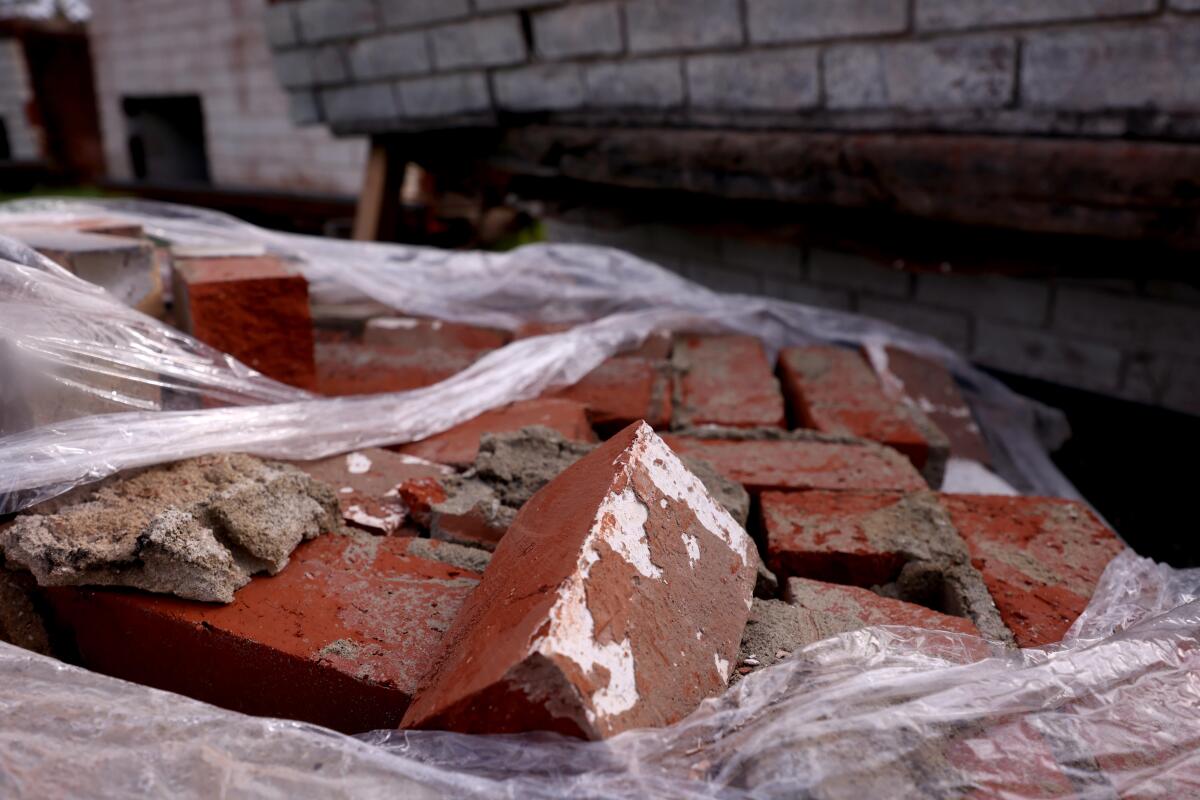 Un montón de ladrillos de la chimenea de una casa destruida en el incendio de Palisades.
